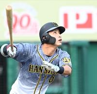 ９回、右越えに１号２ランを放つ木浪（撮影・飯室逸平）