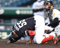 ３回、頭部に死球を受け、ひっくり返るソフトバンク・野村＝甲子園（撮影・北村雅宏）