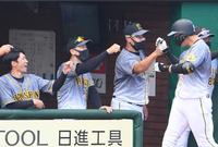 ４回、先制２ランを放った大山（右）を迎える矢野監督（撮影・田中太一）
