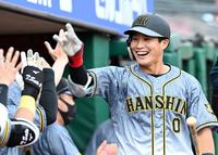 ９回、１号２ランを放ち笑顔でナインとタッチを交わす木浪（撮影・飯室逸平）