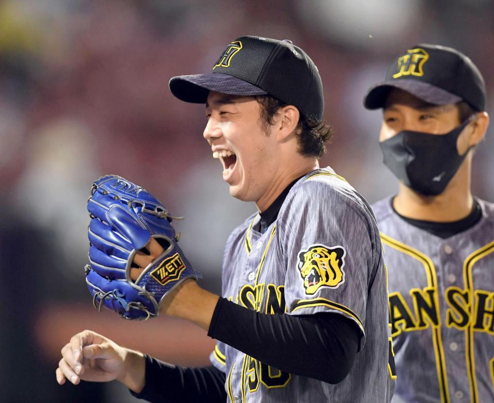 　７回、楽天打線を無失点に抑えた青柳は笑顔でベンチへ戻る