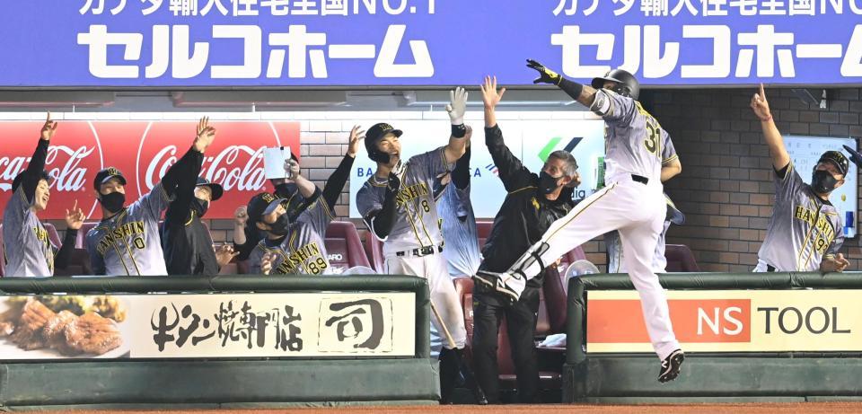 　６回、マルテの逆転２ランにラパンパラで盛り上がる阪神ナイン