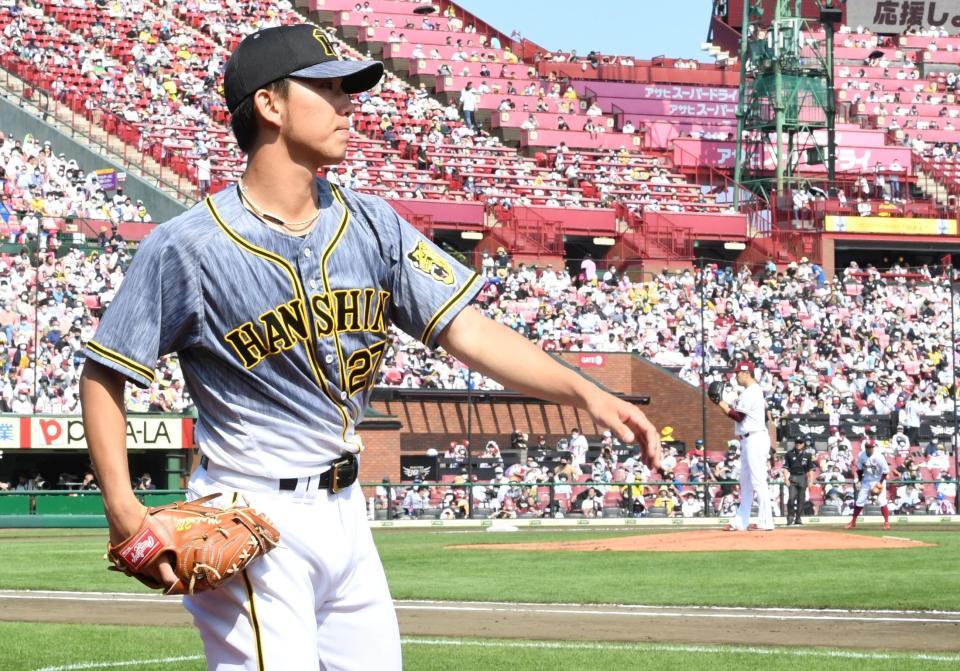 　３回の登板に備えキャッチボールする伊藤将（撮影・飯室逸平）