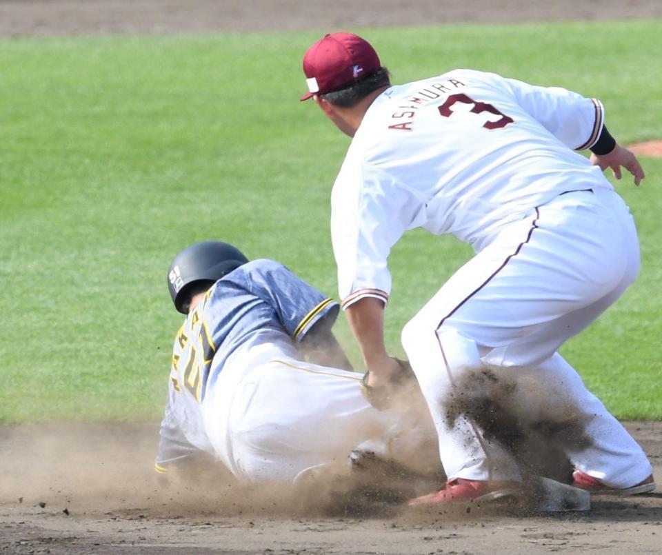 ５回、二盗を試みるもアウトとなる阪神・中野拓夢＝楽天生命パーク宮城（撮影・田中太一）