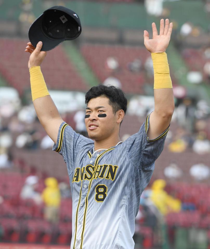 　スタンドのファンに手をあげて応える佐藤輝（撮影・飯室逸平）