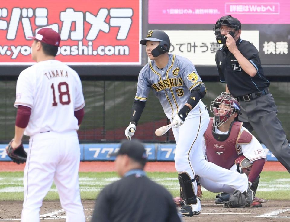 ４回、右越えへ先制２ランを放つ阪神・大山。投手は楽天・田中将＝楽天生命パーク宮城（撮影・田中太一）