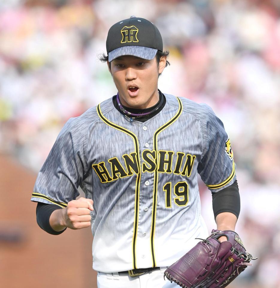 ８回、好リリーフでガッツポーズを見せる藤浪（撮影・飯室逸平）