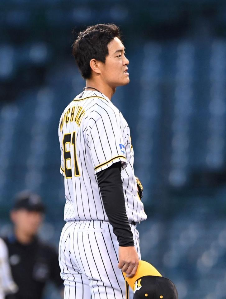 ３回、ソフトバンク・野村に死球を与え、ぼう然とする阪神・望月＝甲子園（撮影・北村雅宏）