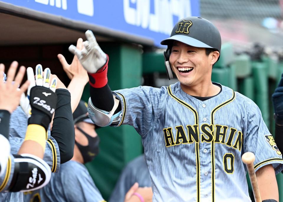 ９回、１号２ランを放ち笑顔でナインとタッチを交わす木浪（撮影・飯室逸平）