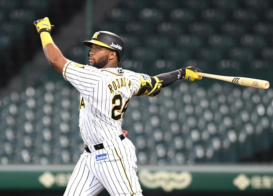 ５回、２戦連続となる２ランを放つロハス（撮影・北村雅宏）