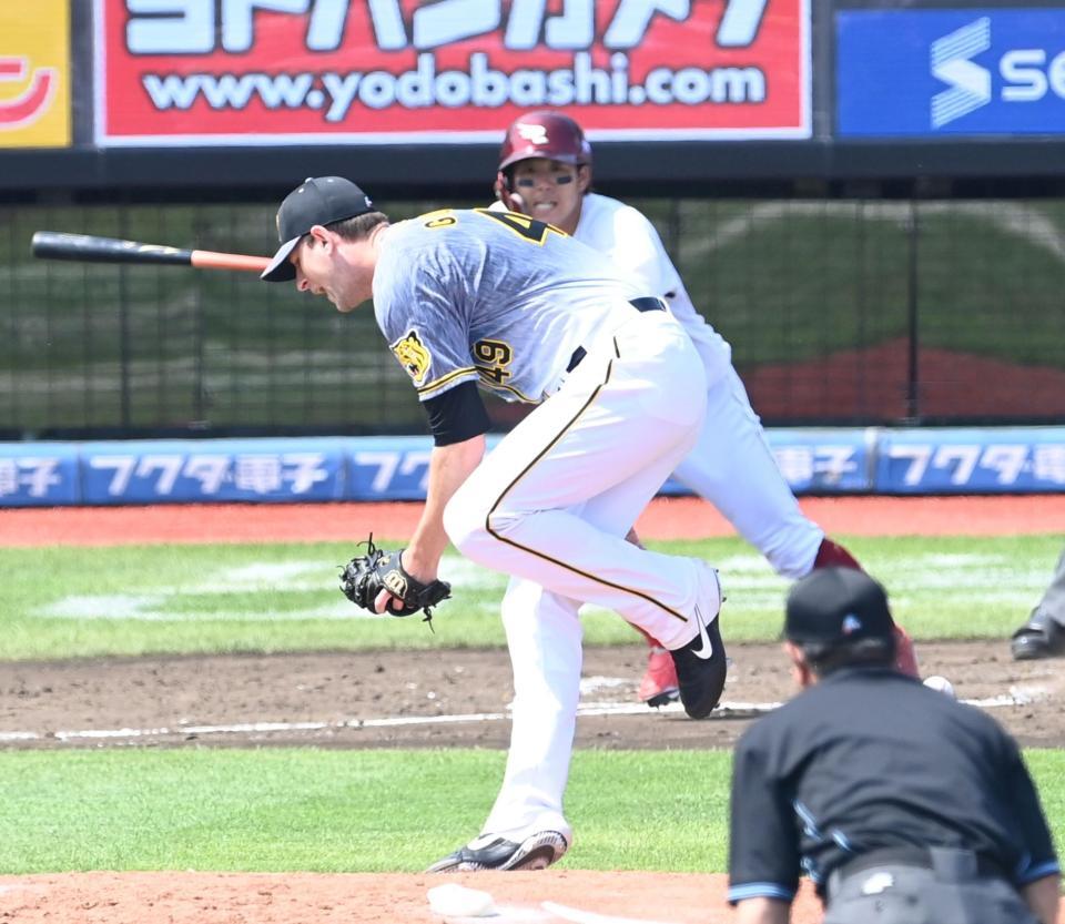 　４回楽天、鈴木大の打球を足に受けるガンケル（撮影・飯室逸平）