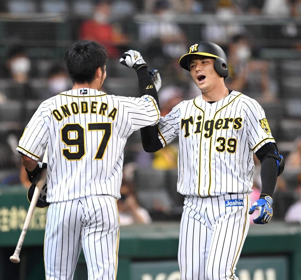 ９回、２ランを放ち、小野寺（左）に迎えられる栄枝（撮影・北村雅宏）