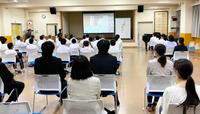 　横田氏の夢授業に参加する生徒と教職員