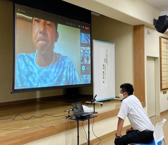 　教職員の質問を聞く横田氏