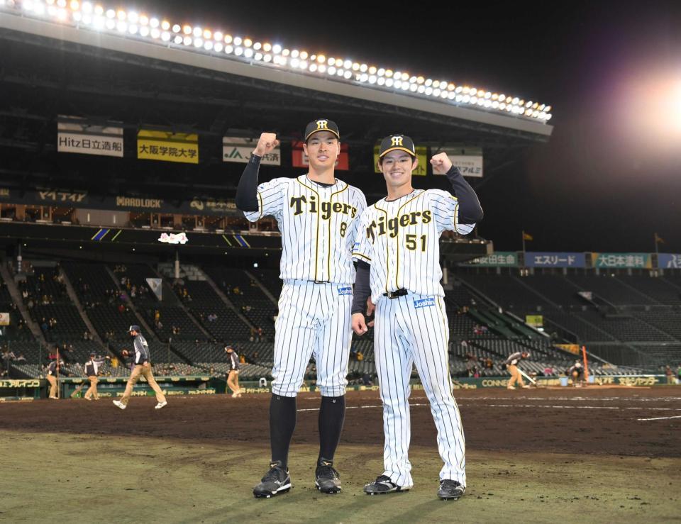 　同期の佐藤輝（左）との新人王争いにも闘志を燃やす中野