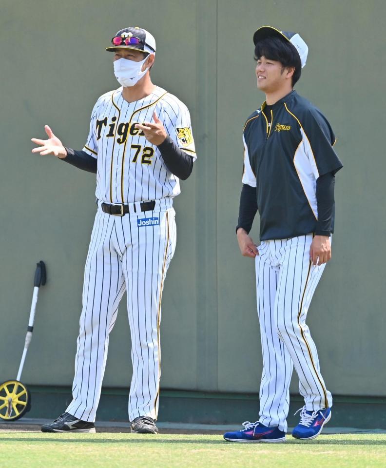 　高橋２軍投手コーチ（左）と話す高橋（代表撮影）
