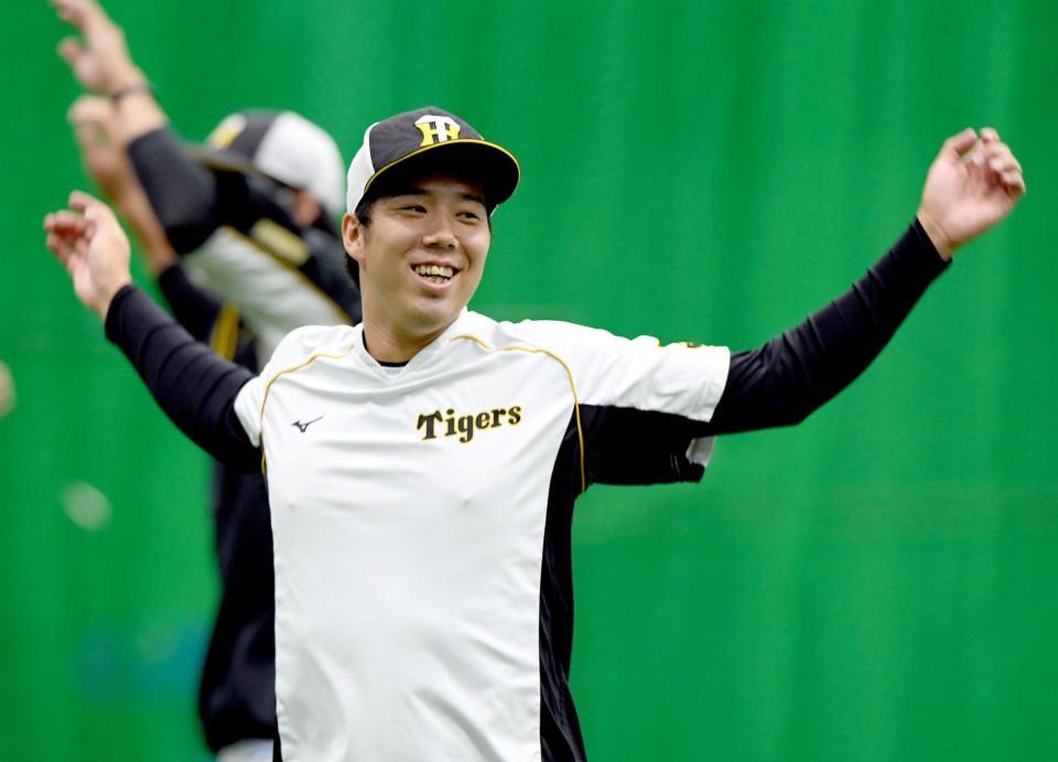 　ウォーミングアップをする青柳（撮影・田中太一）