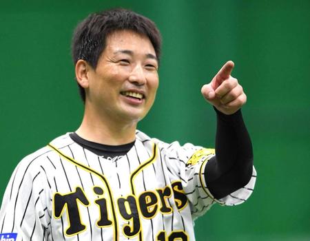 　練習で笑顔を見せる岩崎