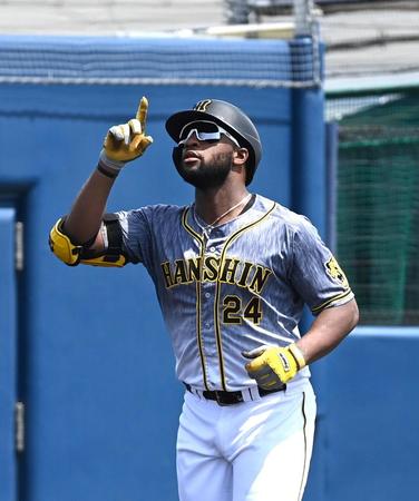 ３回、阪神・ロハスは２ランを放ち生還する（撮影・山口登）