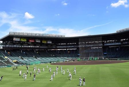 　梅雨の晴れ間が広がる中、阪神の全体練習がスタート