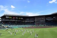 　梅雨の晴れ間が広がる中、阪神の全体練習がスタート
