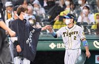　梅野と勝利のグータッチを交わす西勇（撮影・飯室逸平）