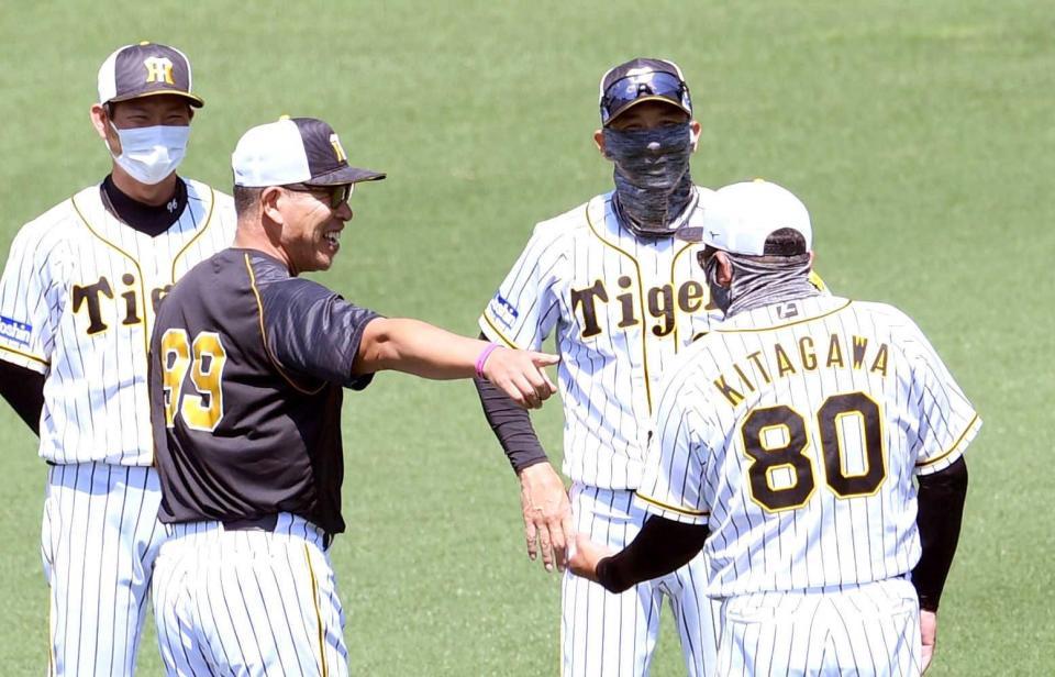 　練習前、コーチ陣と談笑する矢野監督（右奥）＝撮影・田中太一