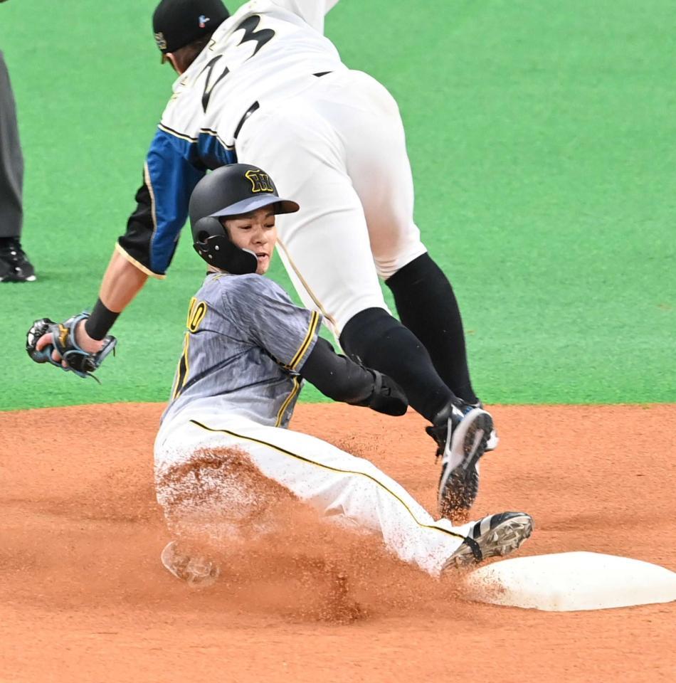 　８日の対日本ハム戦で二盗を決める中野。交流戦８盗塁と新人離れした活躍を見せた