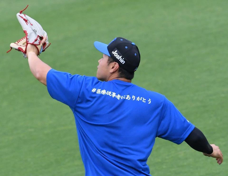 　外野ノックを受ける佐藤輝（撮影・田中太一）