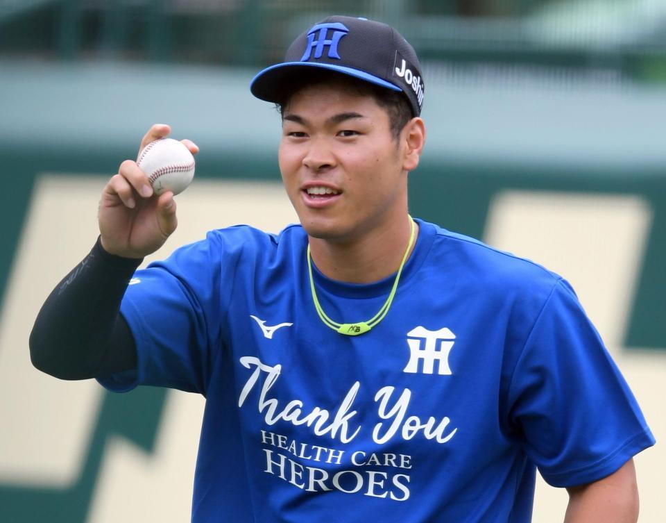 　外野ノックを受ける佐藤輝（撮影・田中太一）