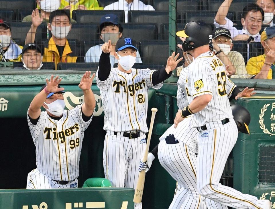 　２回、生還したサンズを迎える矢野監督（撮影・田中太一）