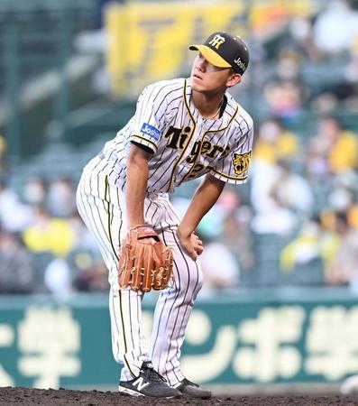 ６回、巨人・坂本勇人に左越えソロを浴び、ぼう然と打球を見つめる阪神・伊藤将司＝甲子園（撮影・飯室逸平）