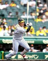 １回、同点となる適時打を放つ大山＝甲子園（撮影・北村雅宏）