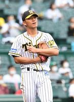 ４回、大城に勝ち越しとなるソロを浴び、ガックリする伊藤将＝甲子園（撮影・北村雅宏）