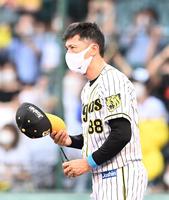 スタンドに一礼する阪神・矢野燿大監督＝甲子園（撮影・飯室逸平）
