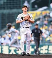 ６回、巨人・坂本勇人にソロを浴びる阪神・伊藤将司＝甲子園（撮影・飯室逸平）