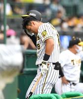 ９回、空振り三振に倒れ、ベンチに戻る阪神・佐藤輝明＝甲子園（撮影・北村雅宏）