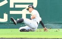 １回、巨人・中島の打球を好捕する阪神・佐藤輝＝甲子園（撮影・飯室逸平）