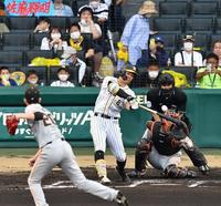 ６回、佐藤輝明は右中間にソロを放つ＝甲子園（撮影・佐々木彰尚）