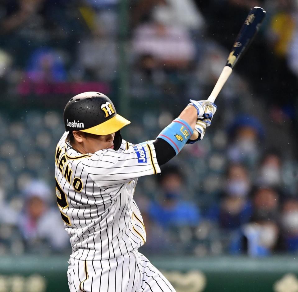 　２回、梅野は左翼線に適時二塁打を放つ