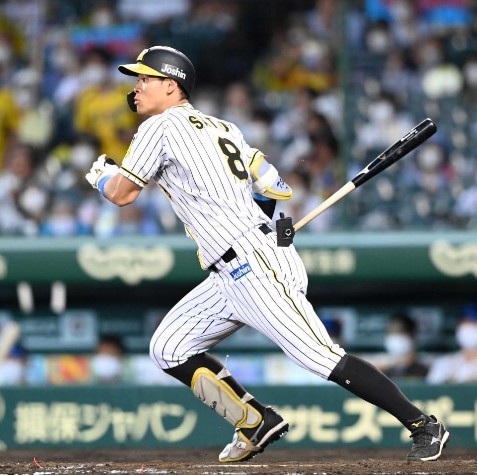 　３回、内野安打を放つ佐藤輝