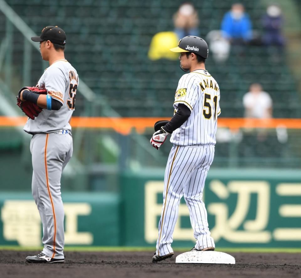 １回、マルテの犠飛で二進に成功した中野（右）＝甲子園（撮影・北村雅宏）