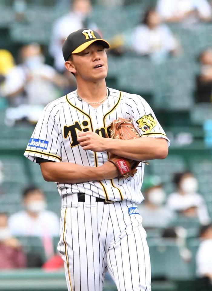 ４回、大城に勝ち越しとなるソロを浴び、ガックリする伊藤将＝甲子園（撮影・北村雅宏）