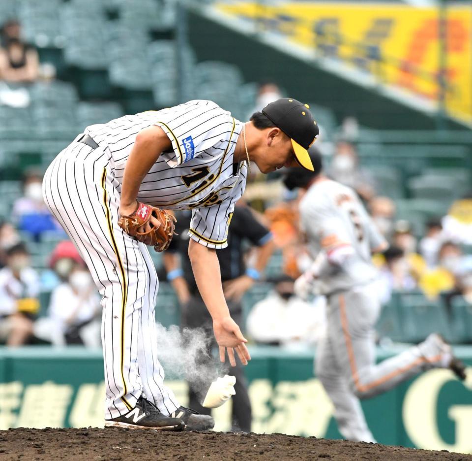 ６回、巨人・坂本勇人にソロを浴びた阪神・伊藤将司＝甲子園（撮影・北村雅宏）