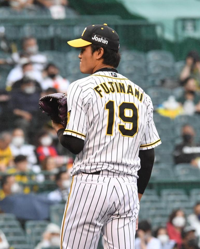 ８回、巨人・丸佳浩に２ランを浴び、悔しげな表情の阪神・藤浪晋太郎＝甲子園（撮影・北村雅宏）