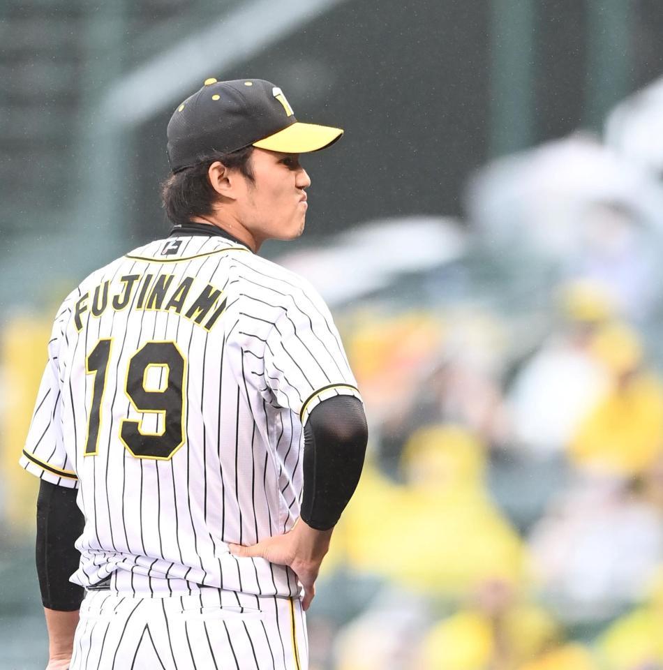 ８回、巨人・丸佳浩に２ランを浴び、悔しさに顔をしかめる阪神・藤浪晋太郎＝甲子園（撮影・飯室逸平）