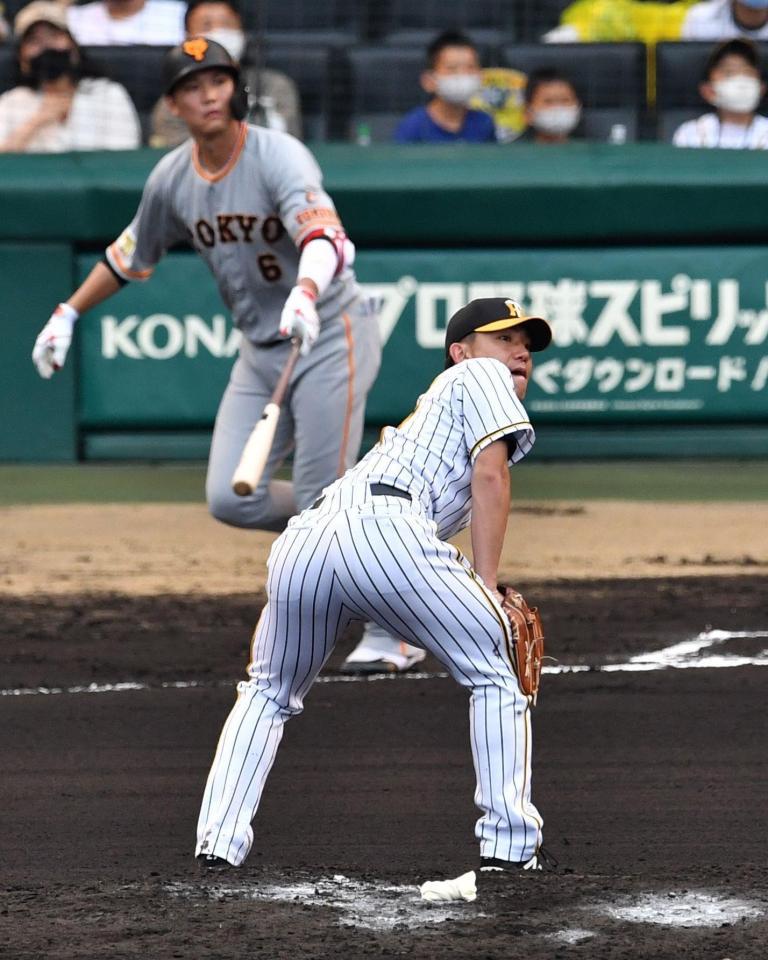 ６回表巨人２死、坂本勇人にソロを浴びた阪神・伊藤将司＝甲子園（撮影・佐々木彰尚）