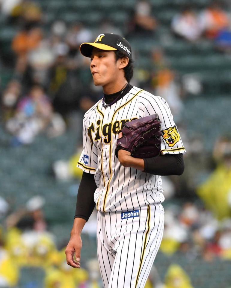 ８回、追加点を許し、ベンチに戻る阪神・藤浪晋太郎＝甲子園（撮影・北村雅宏）