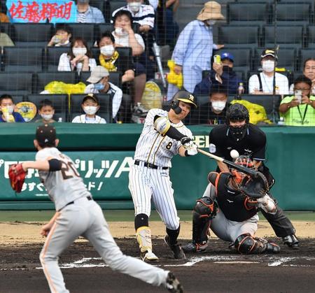 　６回、佐藤輝は右中間にソロを放つ