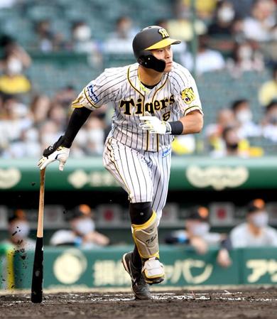 　６回、ソロを放つ佐藤輝